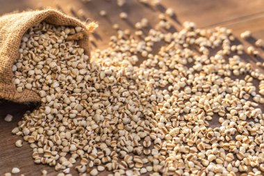 Darı pirinç ve darı tahıl ahşap masa backg küçük torba içinde