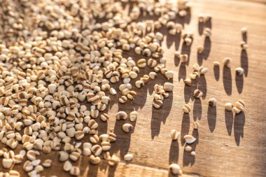 Darı pirinç ve darı tahıl ahşap masa backg küçük torba içinde