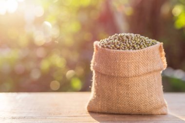 Ahşap masa küçük ahşap torba Mung fasulye. Açık ateş