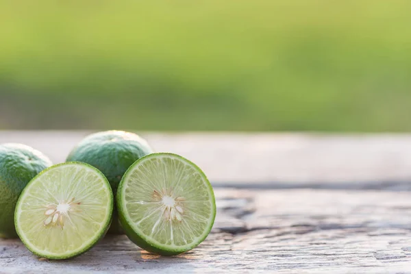 Skiva grön färsk citron på träbord bakgrund — Stockfoto