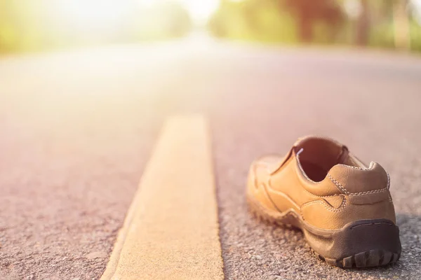 Homens novos sapatos de moda na estrada de asfalto ao lado de listra amarela — Fotografia de Stock