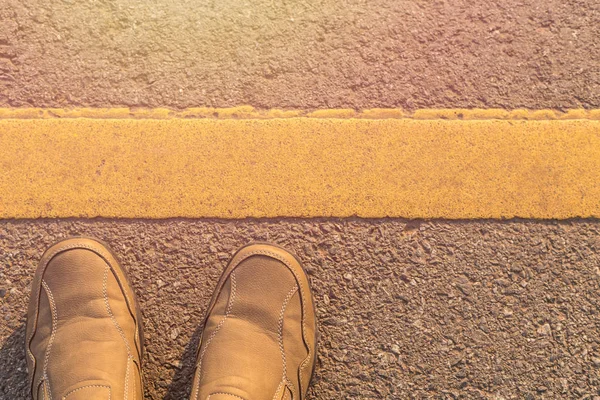 New men fashion shoes on asphalt road beside yellow stripe — Stock Photo, Image