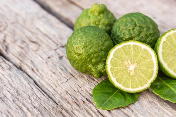 Fatia verde fresco Bergamota fruta no fundo de mesa de madeira — Fotografia de Stock