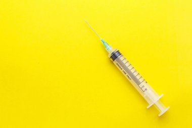 Sarı zemin üzerine iğne ile boş net şırınga