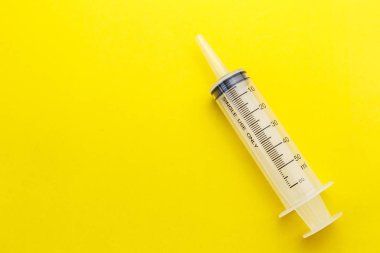 Sarı arka plan üzerinde boş net şırınga