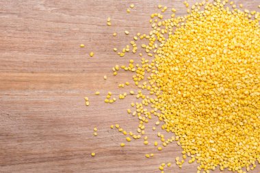 Soyulmuş mung fasulye ahşap tahta zemin üzerine koymak