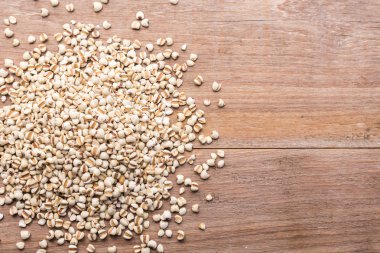 Darı pirinç ve darı tahıl ahşap masa arka plan üzerinde