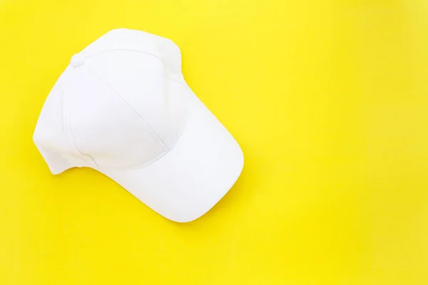 黄色背景、 免费 spac 的新空白白色棒球帽。 — 图库照片