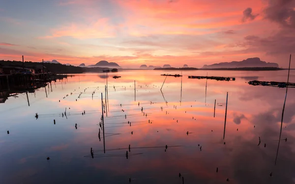 Salida del sol en Sam Chong Tai, bahía Phang-Nga al sur de Tailandia — Foto de Stock