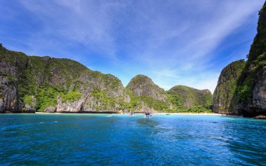 Andaman Denizi, Krabi il Maya koyunda. Maya bay çok popula olduğunu