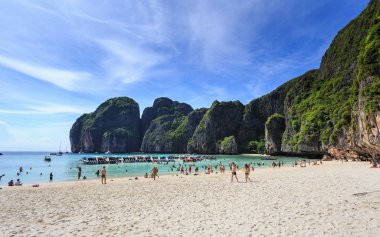 Krabi, Tayland - 6 Mayıs: Kimliği belirsiz bir kişi sakin ol Krabi il Tayland Güney Maya Koyu'ndaki 6 Mayıs 2017. Maya bay turist ziyaret etmek için çok popüler bir yerdir.
