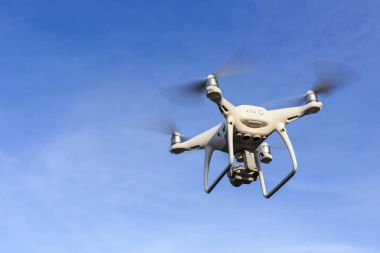 Phuket, Tayland - 9 Mayıs: quadcopter ile DJI indeks işlem Phantom 4 Pro 4 k dijital kamera ile denize Phuket 9 Mayıs 2017 üzerinde yolculuk ederken robot.