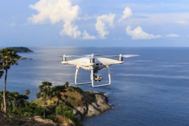 Phuket, Tayland - 9 Mayıs: quadcopter ile DJI indeks işlem Phantom 4 Pro 4 k dijital kamera ile denize Phuket 9 Mayıs 2017 üzerinde yolculuk ederken robot.