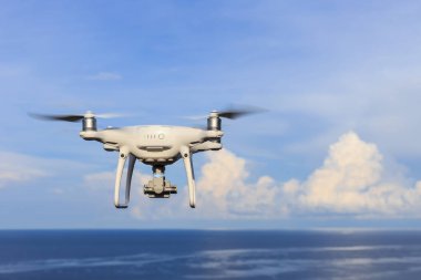 Phuket, Tayland - 9 Mayıs: quadcopter ile DJI indeks işlem Phantom 4 Pro 4 k dijital kamera ile denize Phuket 9 Mayıs 2017 üzerinde yolculuk ederken robot.