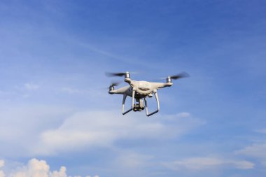 Phuket, Tayland - 9 Mayıs: quadcopter ile DJI indeks işlem Phantom 4 Pro 4 k dijital kamera ile denize Phuket 9 Mayıs 2017 üzerinde yolculuk ederken robot.