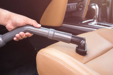 El elektrikli süpürge tutarak ve Suv arabada temizlik insan