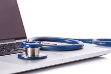 Bilgisayar notebook ya da laptop ve stetoskop. Virüs ya da d kontrol