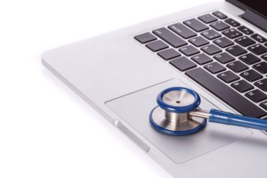 Bilgisayar notebook ya da laptop ve stetoskop. Virüs ya da d kontrol