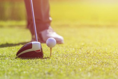 Yeşil sahası Golf oynayan bir adam. Golf topu üzerinde odaklanmak