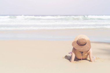 Kafkas kadın veya Avrupa'dan turist ile mutlu ve zaman rahatla
