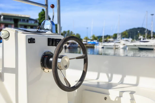 Schwarzes Lenkrad auf Speedboot am Pier — Stockfoto