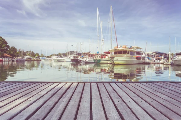 Houten vloerplaten of loopbrug en uitzicht op jacht staande bij de jachthaven in Phuket, Thailand — Stockfoto