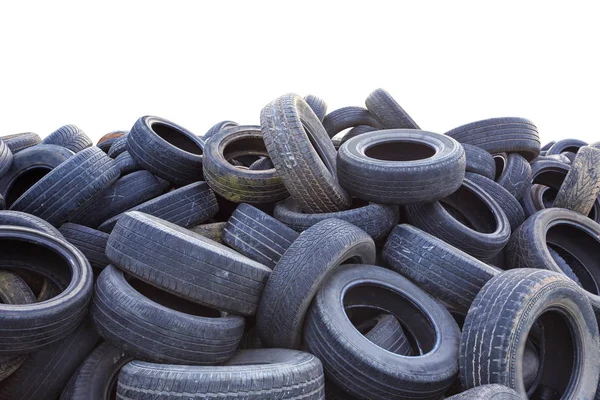 Pilha de pneu velho carro de borracha no campo de grama verde. Utilização para o conceito de ambiente — Fotografia de Stock