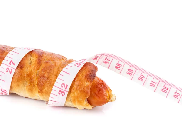 Pan de salchicha y cinta métrica. Estudio de tiro aislado en blanco — Foto de Stock