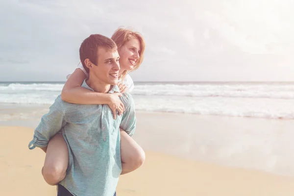 Couple de personnes ou de touristes de l'Europe avec le temps heureux et de détente o — Photo