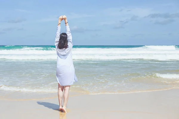 Chinesin oder Touristin aus Asien mit glücklicher und entspannter Zeit am tropischen Strand von Karon, Provinz Phuket südlich von Thailand — Stockfoto
