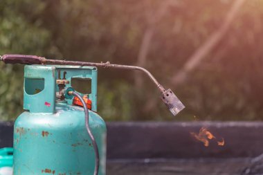 Tar folyo binanın çatısında yükleme alt grup. 