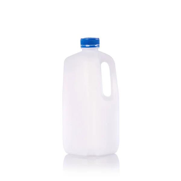 Jasne puste pusty mleka butelki z niebieską nasadkę. Izolowanie strzał studio — Zdjęcie stockowe