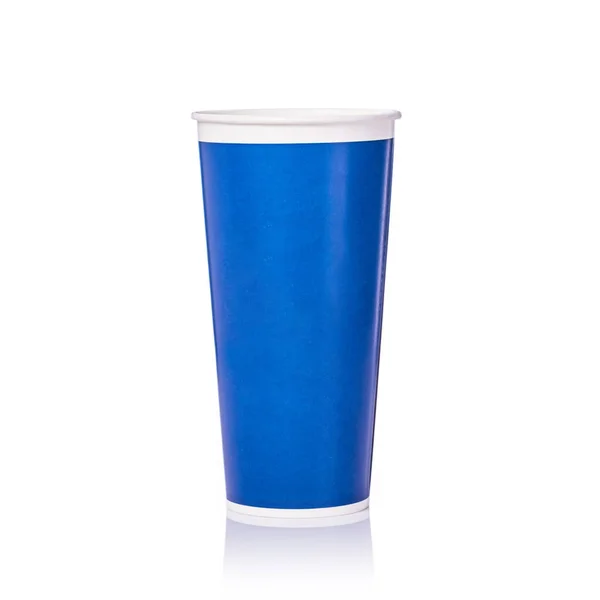 Чистая синяя бумажная кружка для безалкогольного напитка или кофе. Студийный снимок — стоковое фото