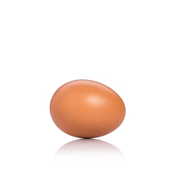Свіже куряче яйце в студії. Ізольовані на білому — стокове фото