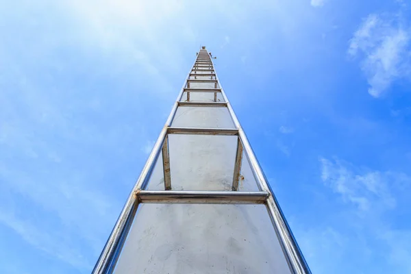 Escalera de acero alta sobre fondo azul claro del cielo — Foto de Stock