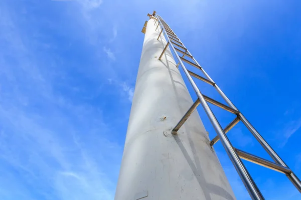 Escalera de acero alta sobre fondo azul claro del cielo — Foto de Stock