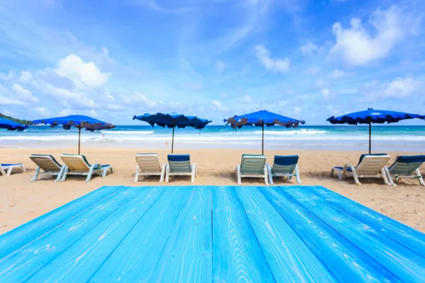 Oben blauer Holztisch und Blick auf tropischen Strand Hintergrund. für — Stockfoto