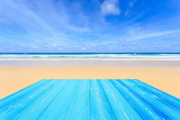 顶部的蓝色木表和视图的热带海滩背景。为 — 图库照片