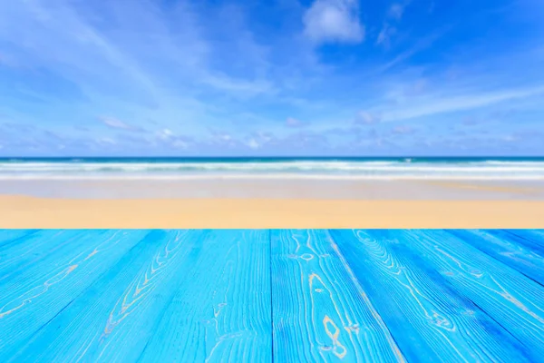 Top tavolo in legno blu e vista sullo sfondo della spiaggia tropicale. Per — Foto Stock