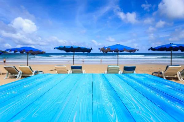 Oben blauer Holztisch und Blick auf tropischen Strand Hintergrund. für — Stockfoto