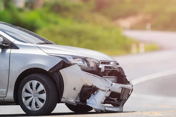 Coche plateado se daña por accidente de accidente en la carretera. Reparación coche — Foto de Stock