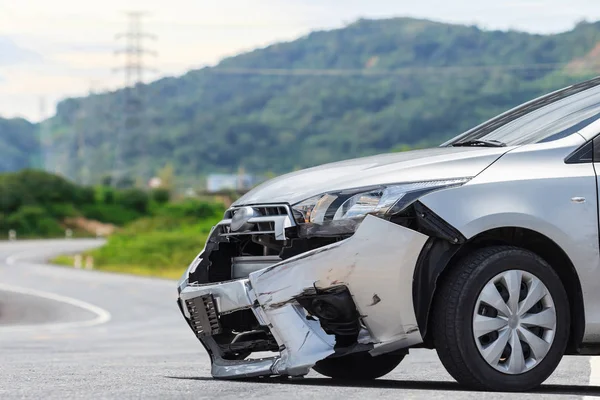 Carro de prata ficar danificado por acidente de acidente na estrada. Reparação de automóveis — Fotografia de Stock