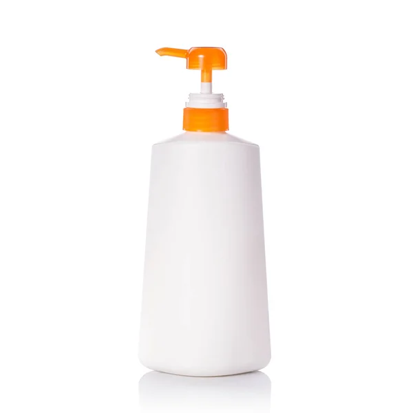 Garrafa de bomba de plástico branco em branco usada para shampoo ou sabão. Estúdio — Fotografia de Stock