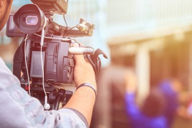 Profesyonel dijital video kamera kullanarak kameraman. Açık Kurulum