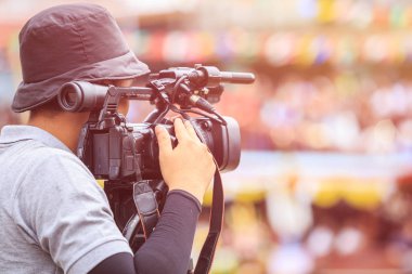 Profesyonel dijital video kamera kullanarak kameraman. Açık Kurulum
