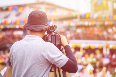 Profesyonel dijital video kamera kullanarak kameraman. Açık Kurulum