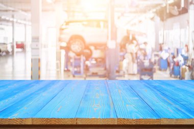 Mavi ahşap masa boş alan ve araba techn arka plan bulanık