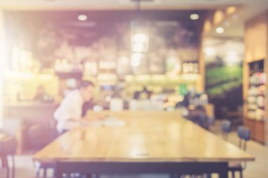 Bulanık arka plan: insanlar oturuyor ve kafe o çalışma