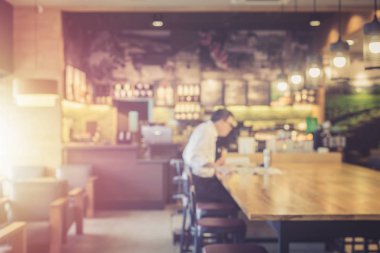 Bulanık arka plan: insanlar oturuyor ve kafe o çalışma