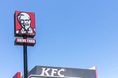 Phuket, Tayland - 28 Temmuz 2017: Kfc logosuna mavi gökyüzü. KFC konusunda uzmanlaşmış bir fast food restoran zinciri içinde kızarmış tavuk olduğunu..